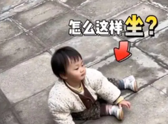 女子发现女儿坐姿怪异,看了一眼狗狗后语塞:学习能力还挺强