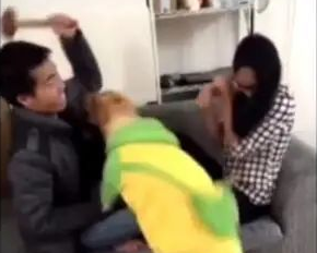 见到男主人拿锤子,一手锤向女主人,狗狗立即急了!