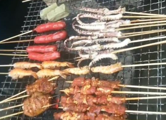 主人在家烤串,小黄狗从外面偷排骨交给主人,狗:给我也烤烤……