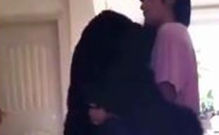 狗狗就必须那般抱主人,实在太幸福快乐了