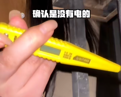 狗狗每到一楼就垂尾炸毛,到底是什么能让“镇宅”的五黑犬都瑟瑟发抖?
