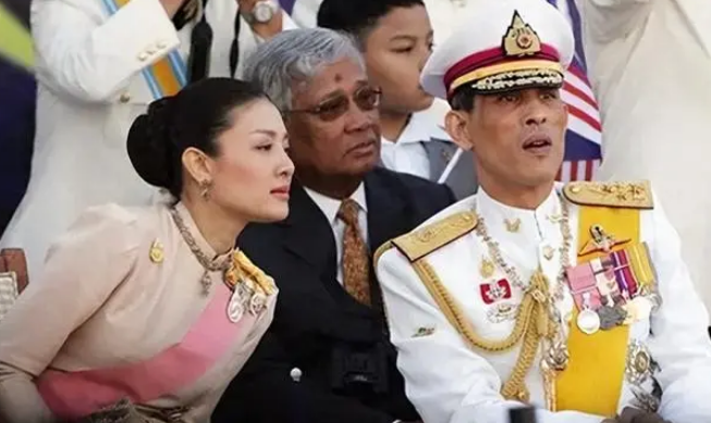 2014年泰国王妃脱光衣服趴在地上给狗喂食,遭曝光后被迫出家