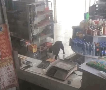 狗狗在小卖部偷火腿肠,临走时还回头瞧瞧老板:记我账上啊!