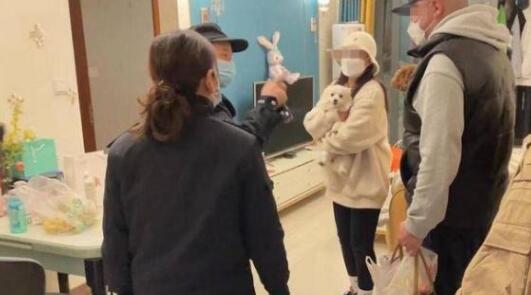 遛狗扑倒小孩,狗主人却称“狗比娃金贵”!警方:处罚狗主人1300元
