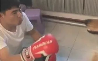 男主人和狗狗打架斗殴,狗狗被摆脱头,主人挨打黑眼!