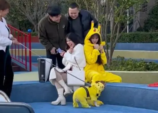 美女与宠物狗撞衫,狗狗激动摇尾巴亲近