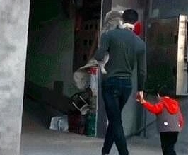 男子肩上背着宠物狗狗,手上却牵着女儿,网友:不理解但莫名暖心