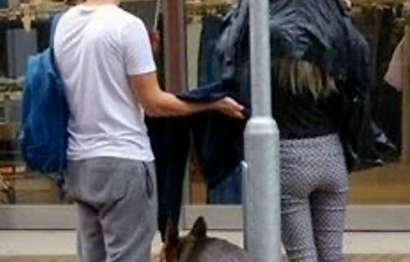 粗心主人狗狗丢路边光洁　好心人雨中撑伞