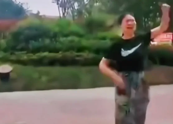 “遛狗事件”连累生意的教训足够深刻