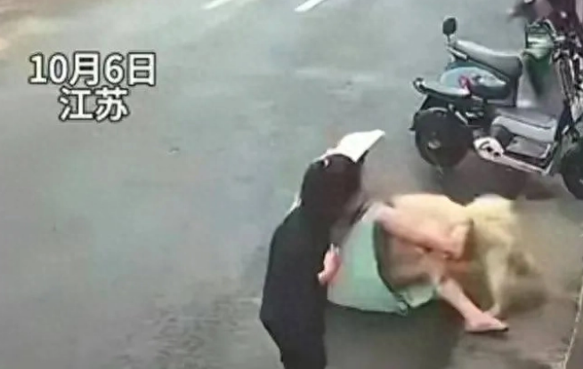 闹大了!江苏被咬女子恐毁容,狗主人邻居发声:她家松狮从不栓绳