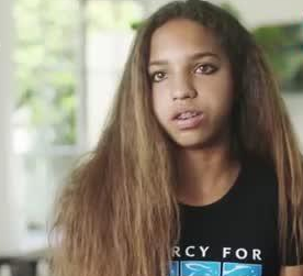 一头猪与5只狗一起生活,竟成功带跑偏,现在行为举止都很像狗!