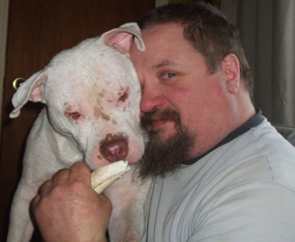 一个怕给狗花钱治病的人，却被它真情触动，自掏腰包成立爱心组织