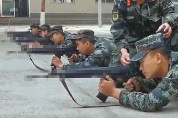 小奶狗趁酷帅士兵不留意,竟悄悄跑来亲脸蛋儿,还趴到其腿上打瞌睡