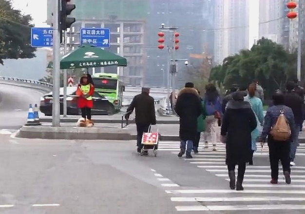 忠犬殡仪馆外守主人3天，听到旧事便流泪！网友们大赞：好有灵性