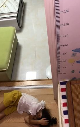 狗狗眼见小主人在地面上睡觉了,接下去的行为,令人内心一阵暖