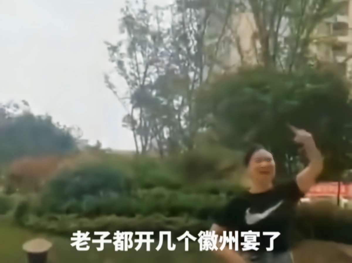 安徽:女子遛狗伤人,疯狂叫嚣:我有钱,敢动我狗就弄死你家孩子