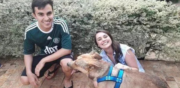 流浪狗乱入结婚现场遭驱逐，新娘新郎接下去的行为好暖人！