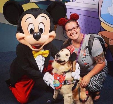 美国一商场日前爆发冲突 女儿摸狗遭拒妈暴怒