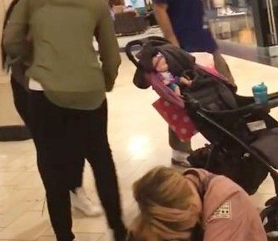 美国一商场日前爆发冲突 女儿摸狗遭拒妈暴怒
