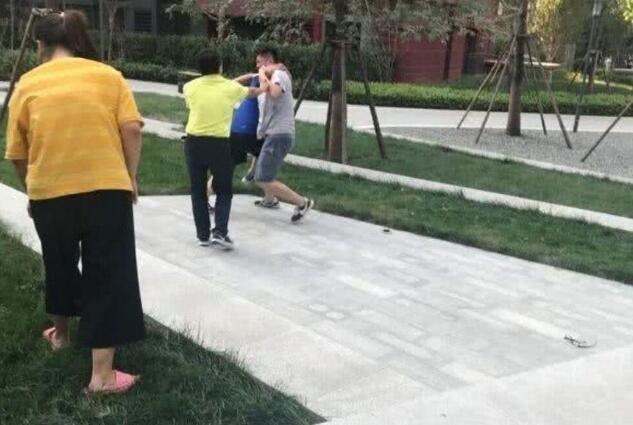 小狗猛扑小孩,主人称打疫苗就行,你怎么看呢
