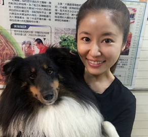各明星与狗狗的亲密照 与狗狗嘟嘴甚是可爱