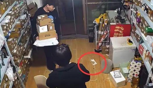 “它是我的家人！”宠物狗在店里撒尿，狗主人殴打店家，引发热议