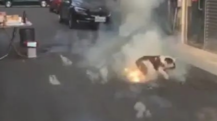 狗狗踩已经点燃的爆竹,狗狗:谁跟我抢跟谁急!
