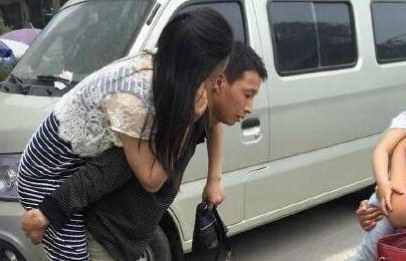 成都一母亲为护子 被恶狗撕咬5分钟