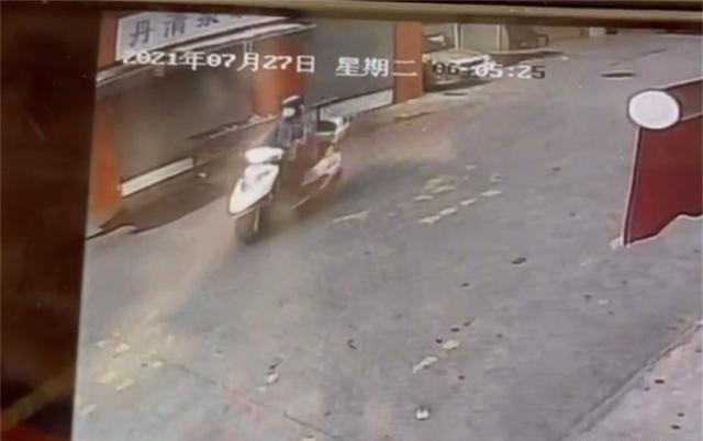 珠海主人遛狗未牵狗绳,再见到时已切好块在狗肉摊,摊主:我是捡的