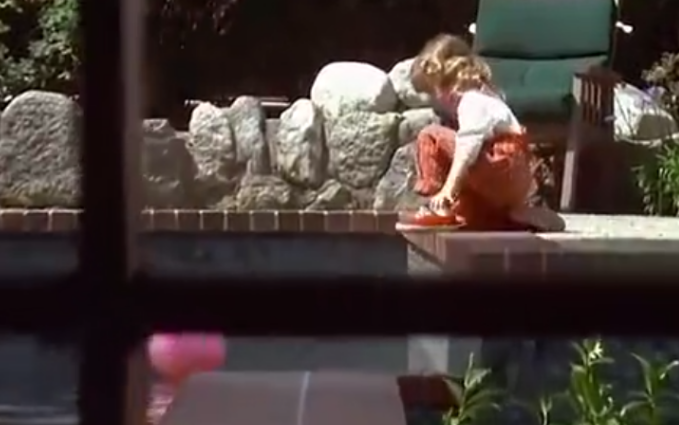 小女孩落水掉下蓄水池，狗狗义无反顾将她救起，全部操作过程太感动了！