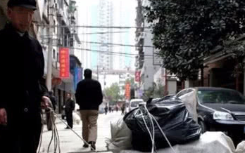 大爷出来捡破烂,回家时坐到马路边歇息,狗狗见后的行为令人感动