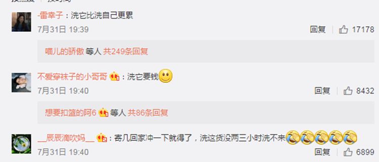主人宁愿自己淋雨,也要给狗狗穿雨衣,真相让铲屎官们感同身受