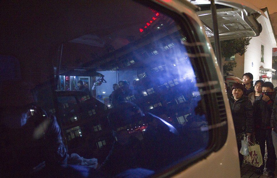 遇到女孩牵着狗“礼貌”的问答引热议:直接造成暴击 恶犬伤人