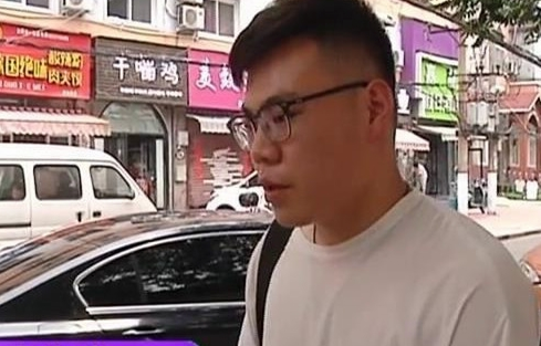 男子买了条法国斗牛犬,回家一看傻了眼,老板:你打电话报警吧