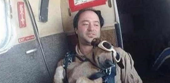 实力坑狗!主人带爱犬跳伞,狗子落地后……