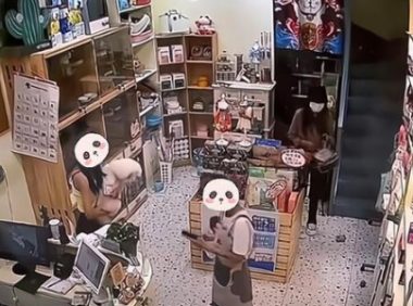 嫌店员给狗洗澡不够温柔,情侣拖拽踢打店员