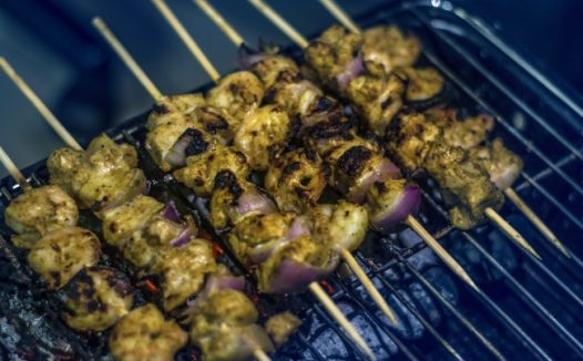 铁架上的烤肉串图片