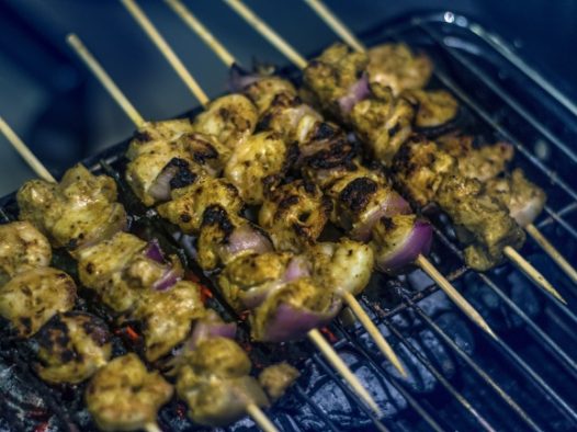 铁架上的烤肉串图片