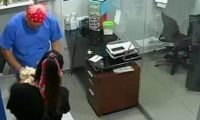 主人家带小狗去接种疫苗，猫咪认为狗哥被欺负，立即怀着医生咬