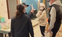 遛狗扑倒小孩，狗主人却称“狗比娃金贵”！警方：处罚狗主人1300元