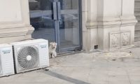 店主搬走了之后，狗狗独自守在门口等待，谁也带不走它