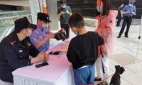 青岛开展养犬管理专项整治行动 遛狗不牵绳涉嫌违法