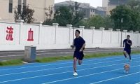 狗狗和消防员们比赛跑步，从落后到率先冲过终点，四驱的真厉害啊