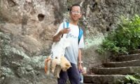 带狗狗一起爬山，它累得昏昏欲睡，小主人只好背着它！