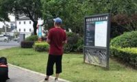 还是有人不知道：遛狗不拴绳，违法！
