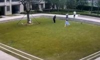 小女孩被未拴绳小狗狂追近30秒后摔倒,狗主人竟淡定围观