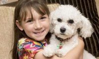 女孩受癫痫症所苦 靠爱狗帮助平安长大