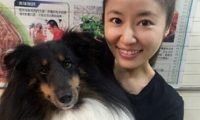各明星与狗狗的亲密照 与狗狗嘟嘴甚是可爱