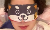猫咪不满主人买狗狗眼罩，竟主动用猫爪捂眼！
