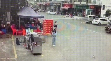 狗狗暴冲追逐打闹,把老人180度拉倒,头撞地鲜血直流